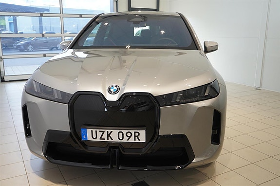 BMW iX 12 of 23