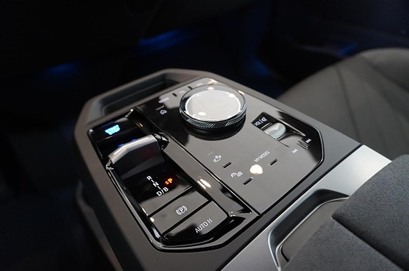 BMW iX 17 of 23