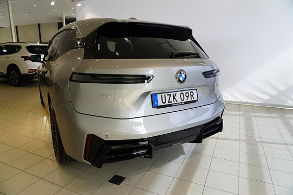 BMW iX 8 of 23