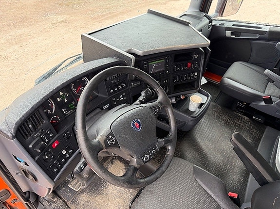 Scania R520LB8X4*4HSA Dragbil med timmerkran 12 of 24