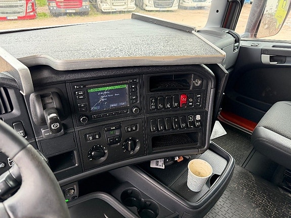 Scania R520LB8X4*4HSA Dragbil med timmerkran 24 of 24
