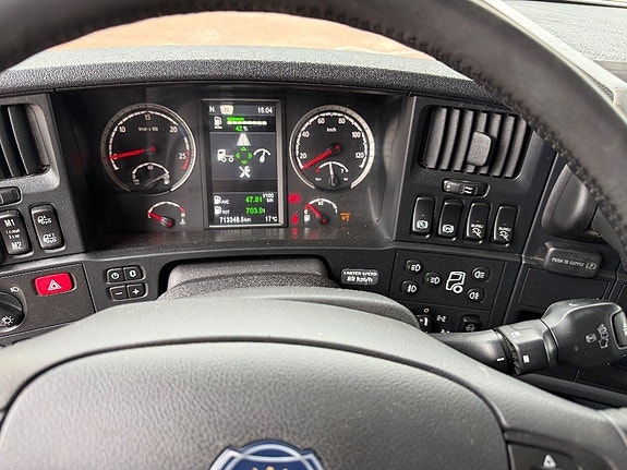 Scania R520LB8X4*4HSA Dragbil med timmerkran 23 of 24