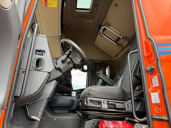 Scania R520LB8X4*4HSA Dragbil med timmerkran 11 of 24