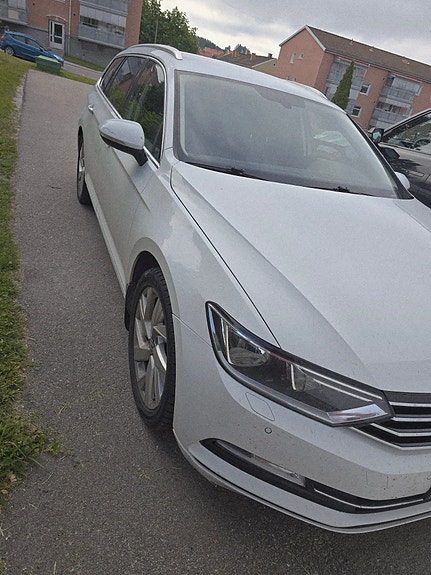 Volkswagen Passat 2 of 5