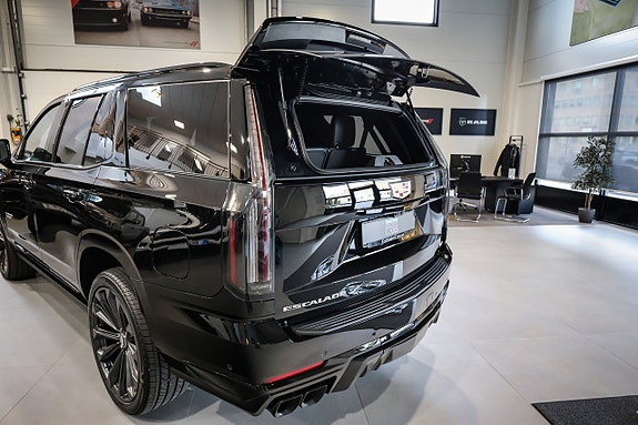Cadillac Escalade 11 of 30