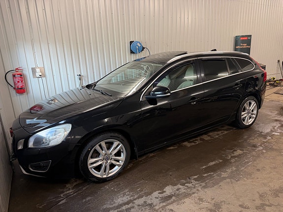 Volvo V60 2 of 5