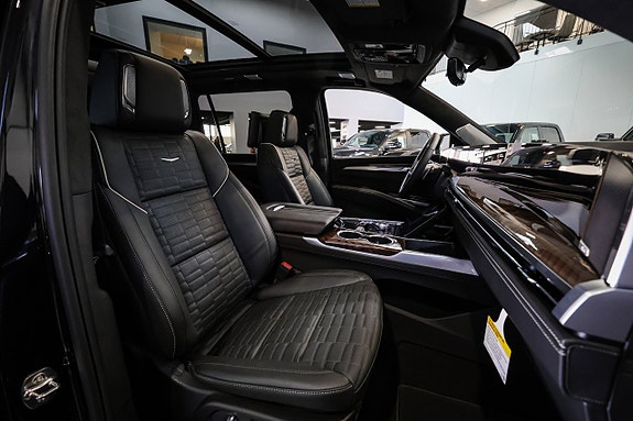 Cadillac Escalade 16 of 30