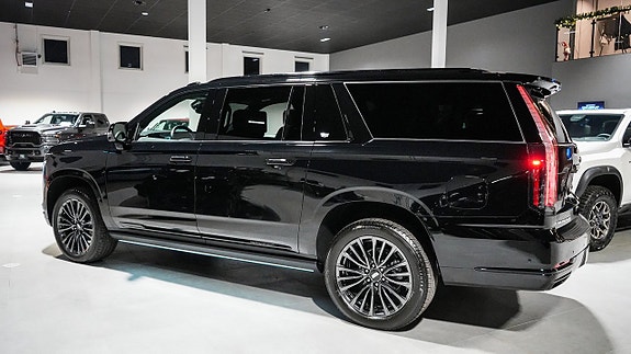 Cadillac Escalade 4 of 30