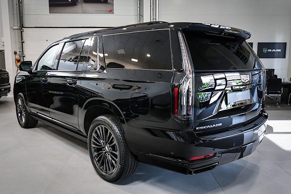Cadillac Escalade 3 of 5