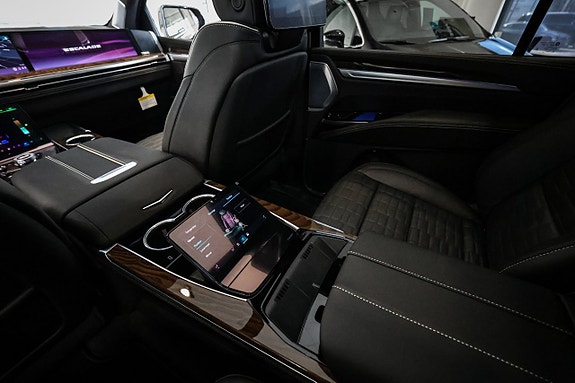Cadillac Escalade 18 of 30
