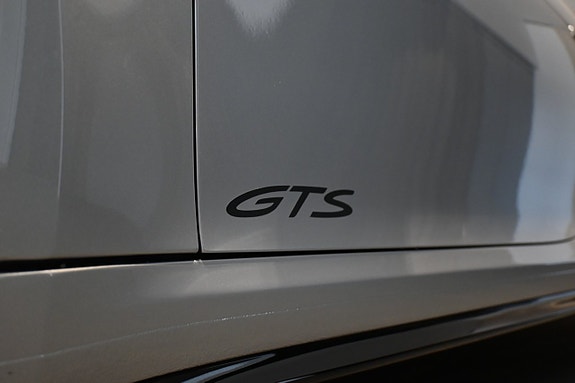 Porsche 911 Carrera GTS 12 of 23