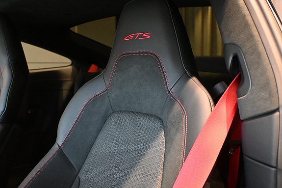 Porsche 911 Carrera GTS 15 of 23