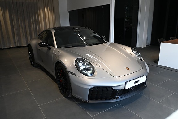 Porsche 911 Carrera GTS 4 of 5
