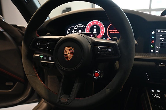 Porsche 911 Carrera GTS 18 of 23