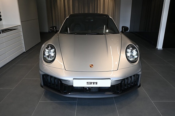 Porsche 911 Carrera GTS 3 of 5