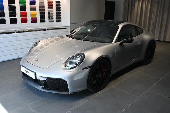 Porsche 911 Carrera GTS 2 of 5