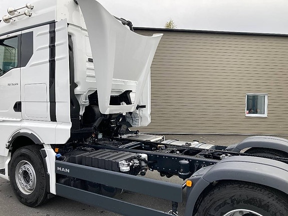 MAN TGX 35.520 8x4-4 BL CH chassi 6 of 8