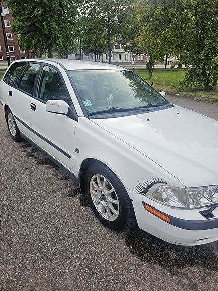 Volvo V40 2 of 5