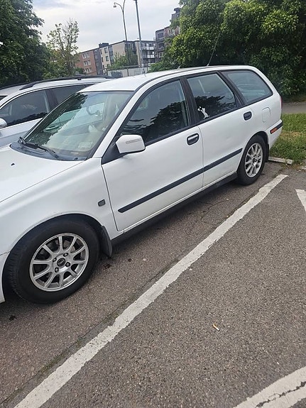 Volvo V40 3 of 5