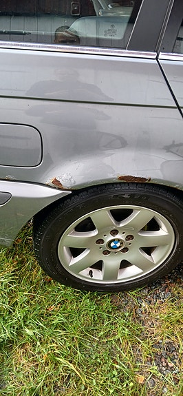 BMW 320i 5 of 5
