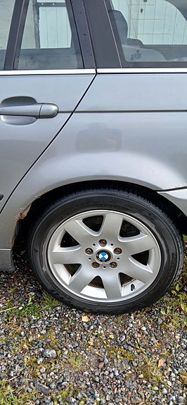 BMW 320i 3 of 5