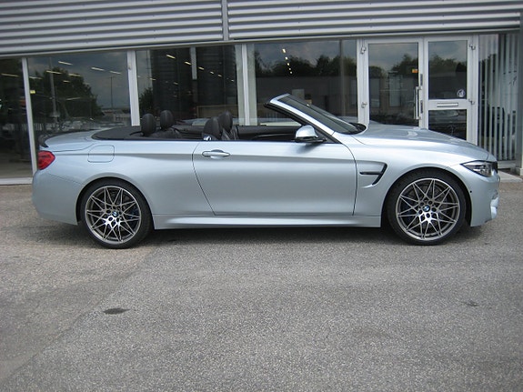 BMW M4 2 of 5