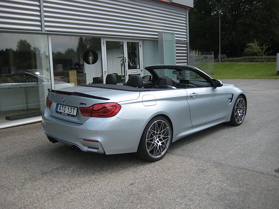 BMW M4 3 of 5