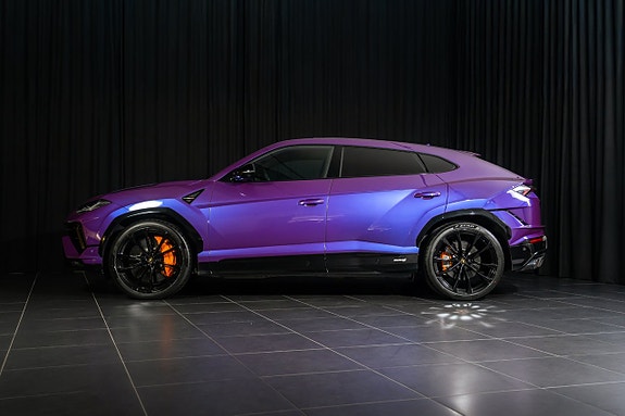 Lamborghini Urus 2 of 5