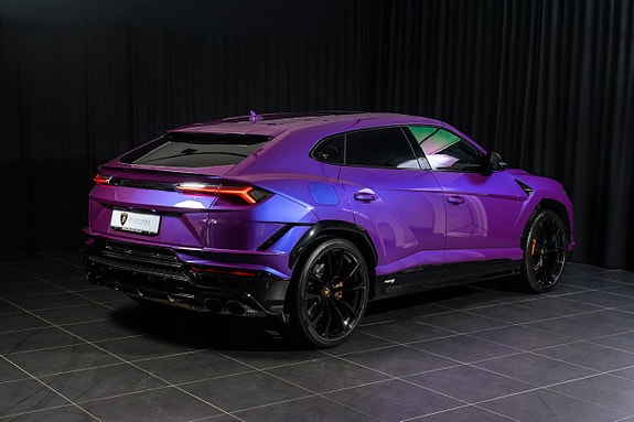 Lamborghini Urus 3 of 5
