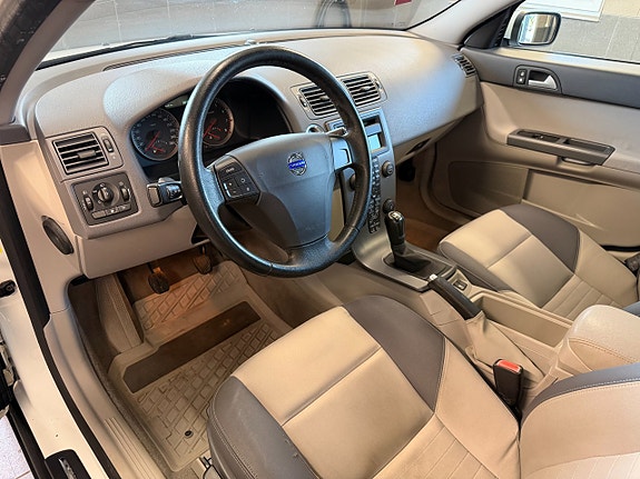 Volvo S40 8 of 12