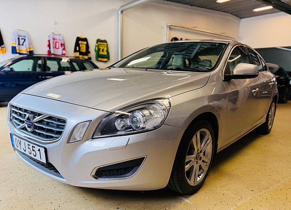 Volvo S60 2 of 5