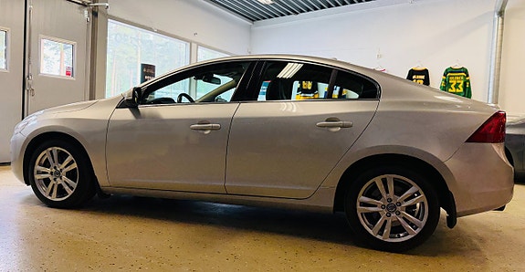 Volvo S60 4 of 5
