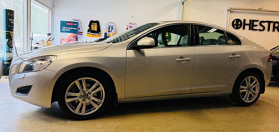 Volvo S60 3 of 5