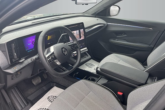 Renault Scenic E-Tech 10 of 18