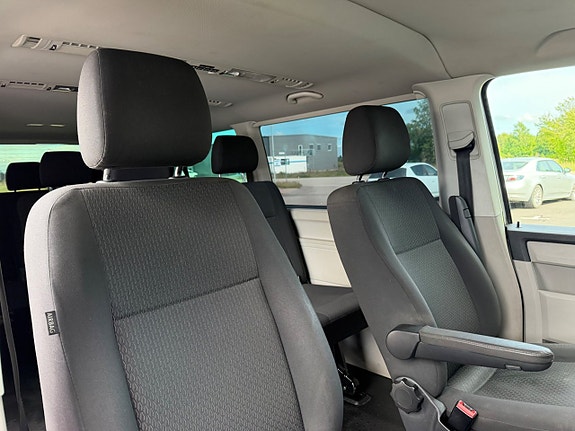 Volkswagen Caravelle 16 of 18
