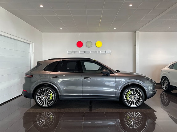 Porsche Cayenne 2 of 5