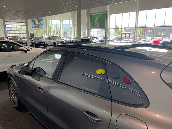 Porsche Cayenne 4 of 5
