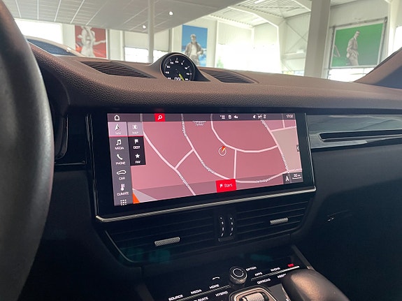Porsche Cayenne 14 of 18