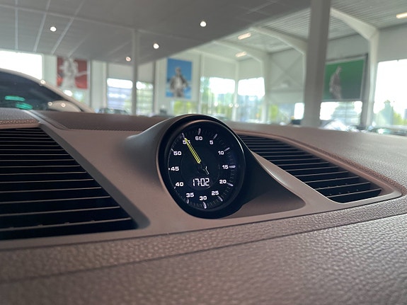 Porsche Cayenne 11 of 18