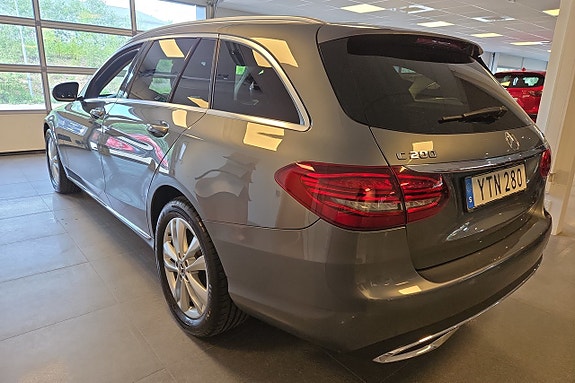 Mercedes-Benz C200 2 of 5