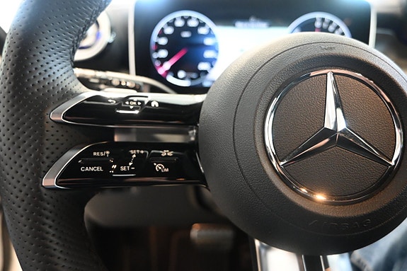 Mercedes-Benz GLC300 e 18 of 22