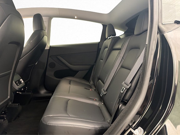 Tesla Model Y 17 of 30