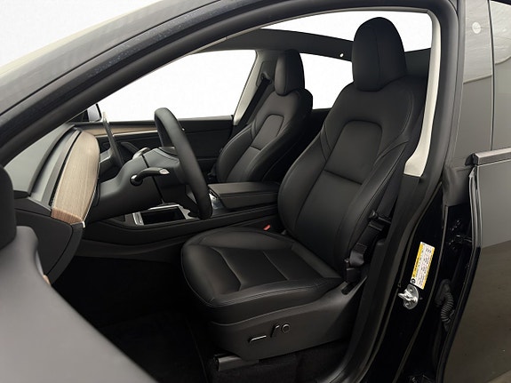 Tesla Model Y 15 of 30
