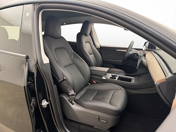 Tesla Model Y 16 of 30