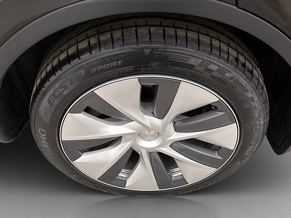 Tesla Model Y 27 of 30