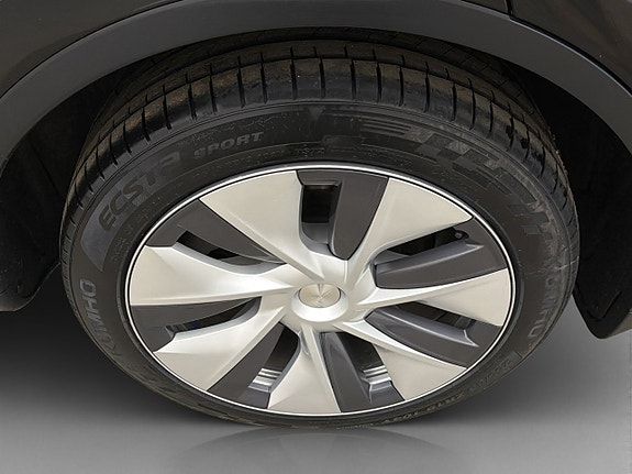 Tesla Model Y 28 of 30