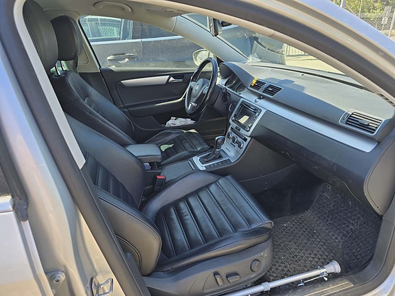 Volkswagen Passat Alltrack 2 of 3