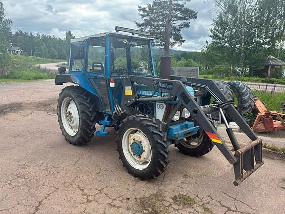 Traktor med lastare 4X4 FORD 3910 4WD LP2 3 of 6