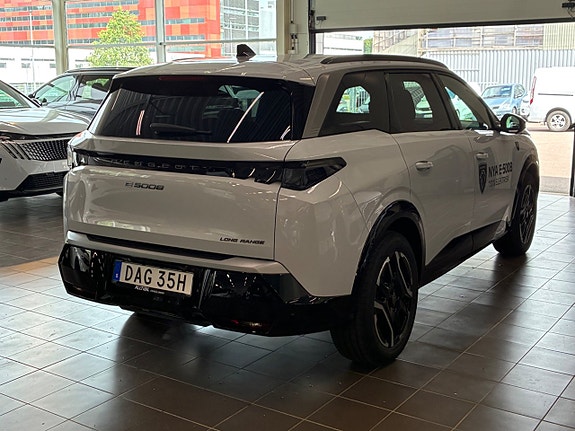 Peugeot e-5008 5 of 5