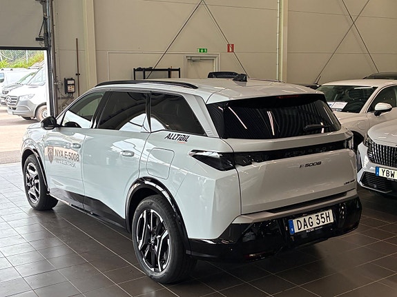 Peugeot e-5008 3 of 5